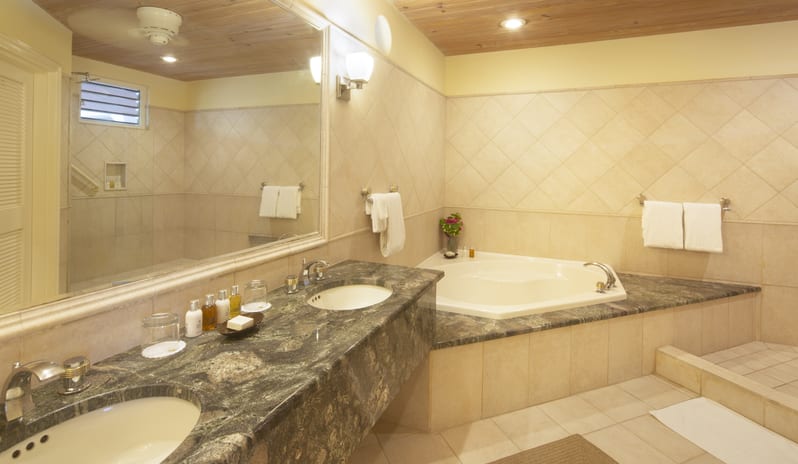 3 - Junior Suite Beachfront (Lower Level) Bathroom